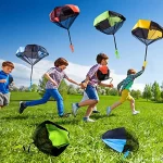 Mão jogando brinquedo paraquedas para crianças, Brinquedos engraçados ao ar livre, Fly Parachute Sport, Jogos educativos com mini soldado 4