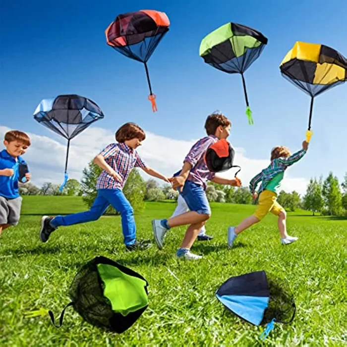 Mão jogando brinquedo paraquedas para crianças, Brinquedos engraçados ao ar livre, Fly Parachute Sport, Jogos educativos com mini soldado 4